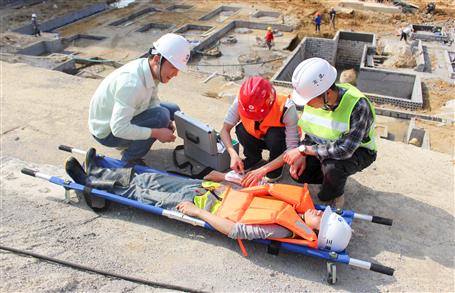 竹爾屯棚戶(hù)區(qū)改造工程項(xiàng)目部開(kāi)展防洪防汛應(yīng)急演習(xí)