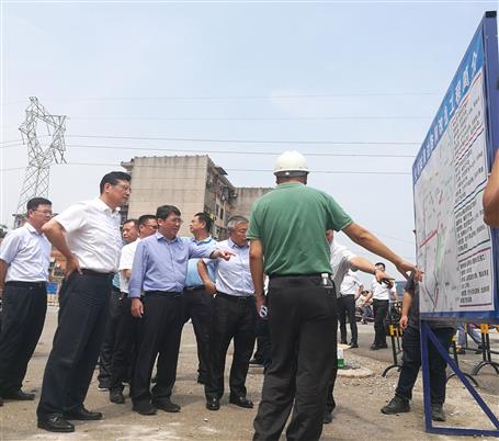 鄭俊康、吳煒到火車(chē)站周邊路網(wǎng)改造工程調(diào)研