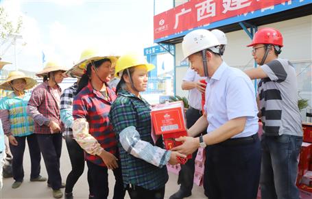集團(tuán)公司黨委委員、副總經(jīng)理侯立林到公司施工一線送清涼