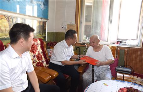 覃振華、賴海標(biāo)國(guó)慶節(jié)前慰問(wèn)離休老干部