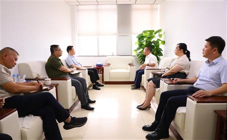 覃振華與柳北區(qū)委書記、區(qū)長石中華舉行工作會談